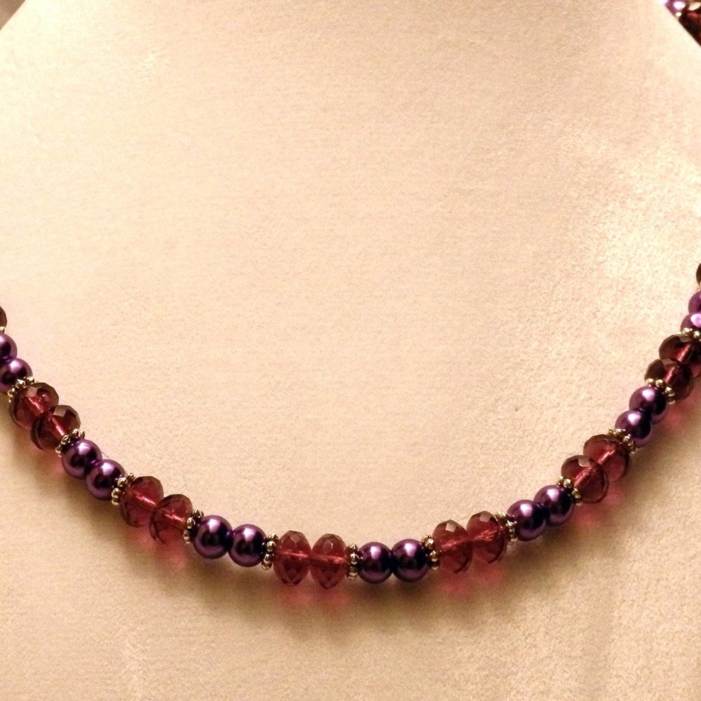 Purple with silvertone accents beaded necklace 898